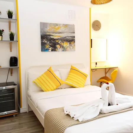 Stylish Rooms 1-Minute Walk To Camden Town Metro, Shops, Cafes, Bars & Restaurants With Shared Bathrooms